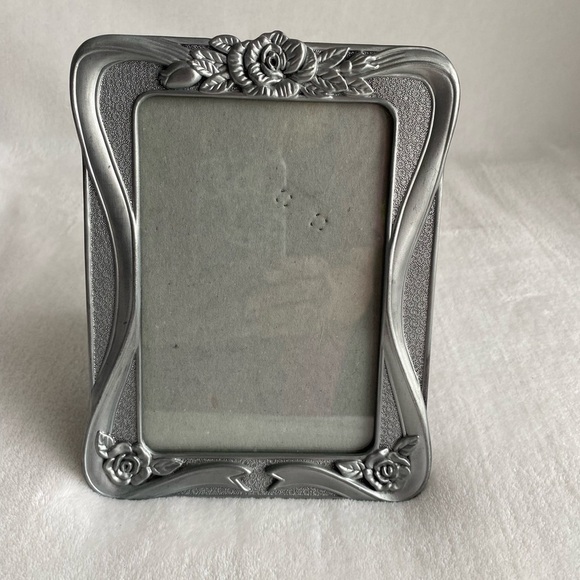 Towle Silversmiths Signature Collection Silver Roses Ribbon 5x7 Picture Frame - Picture 1 of 11